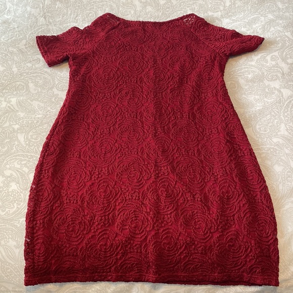 Pinkblush Burgundy Lace Rosette Overlay Maternity Top, EUC, size Sm - Picture 7 of 7